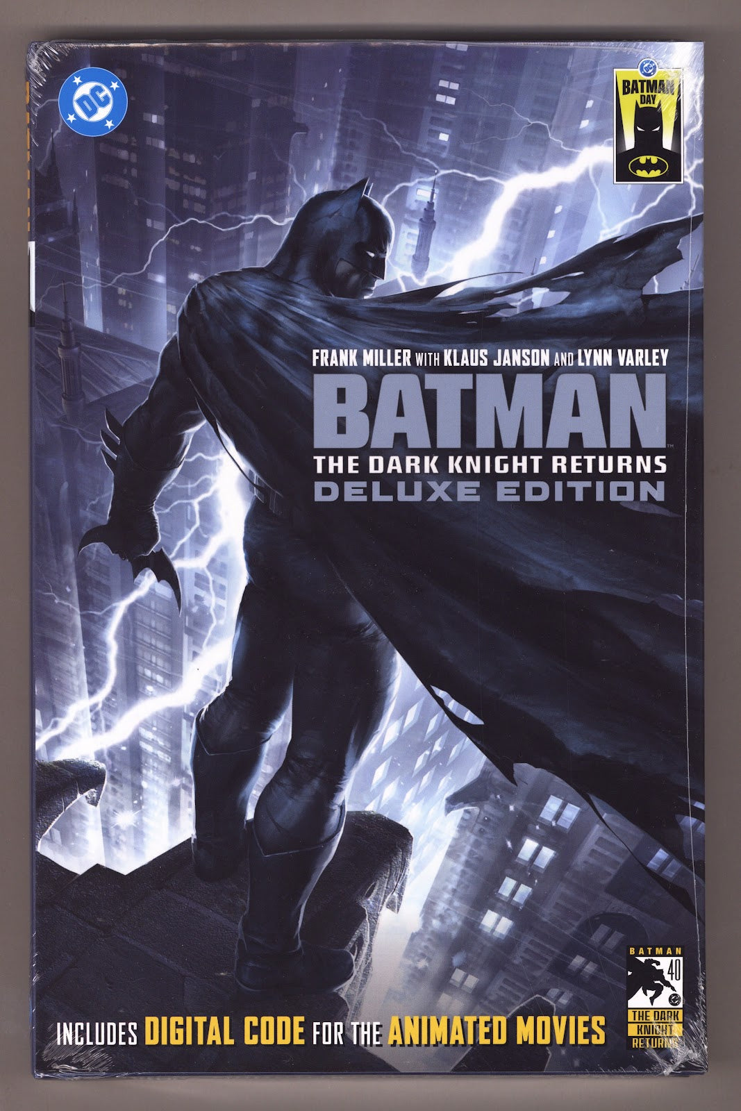 Batman: The Dark Knight Returns Deluxe Edition Batman Day 2026 Direct Market Exclusive Edition  HC    (2026)